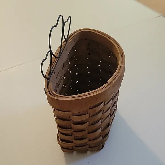 ● Vintage Wicker Basket with Hearts - Picture 4 of 8